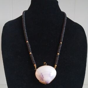 Vtg. Shell W Kiss Lock 50s Pendant Necklace.